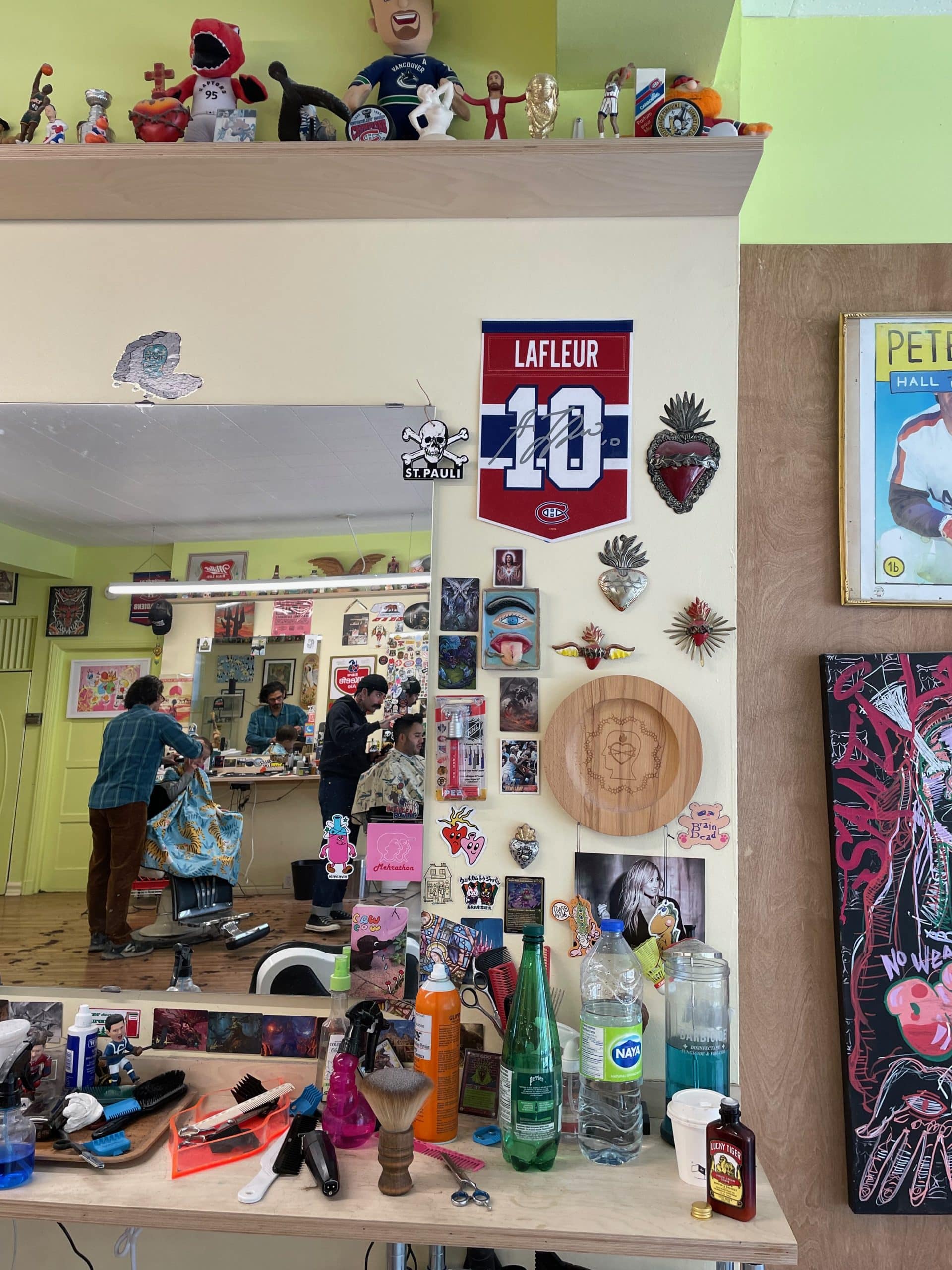 Mur avec l'autographe de Guy Lafleur sur une affiche.